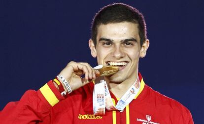 Bruno Hortelano posa con la medalla de oro en el Campeonato de Europa.