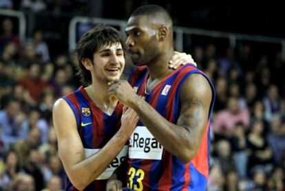 Ricky Rubio se abraza a Pete Mickeal tras una victoria del Barcelona ante el Real Madrid.