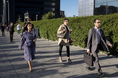 Trabajadores llegan a las oficinas de las Cuatro Torres, este miércoles por la mañana, en el paseo de la Castellana. Pronto se unirá un quinto rascacielos, cuando concluya la obra de la Torre Caleido.