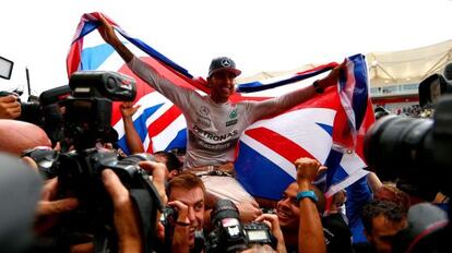 Hamilton comemora o título.