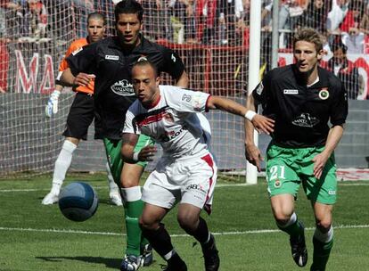 Chavantón ataca el balón bajo el acoso de Rubén y Garay.