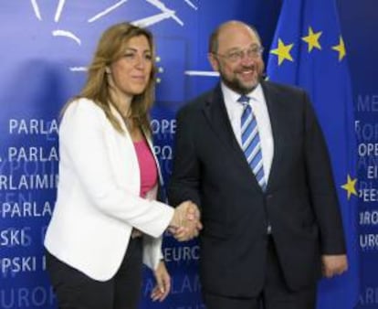 La consejera andaluza de la Presidencia e Igualdad, Susana Díaz (i), durante la reunión que ha mantenido con el presidente del Parlamento Europeo, Martin Schulz (d), para abordar asuntos de relevancia para Andalucía, como el decreto de Función Social de la Vivienda, los planes de empleo juvenil y la PAC.