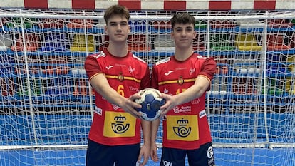 Djordje y Petar Cikusa, con la selección española de balonmano júnior, en una imagen de la RFEBM.