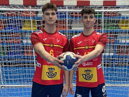 Djordje y Petar Cikusa, con la selección española de balonmano júnior, en una imagen de la RFEBM.