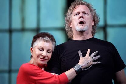 Mariella Devia y Gregory Kunde, protagonistas de 'Roberto Devereux', en un ensayo en el Real.