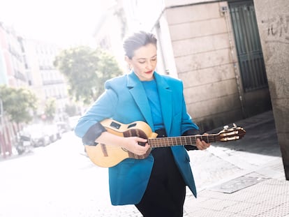 La cantante chilena Paz Court en una calle de Lavapiés, en Madrid.