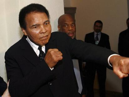 Muhammad Ali posando en enero para los fotógrafos en un hotel al margen del Foro Económico Mundial en Davos (Suiza).