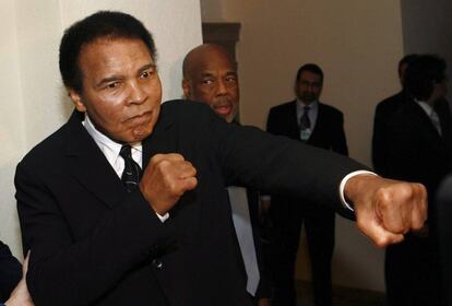 Muhammad Ali posando en enero para los fotógrafos en un hotel al margen del Foro Económico Mundial en Davos (Suiza).