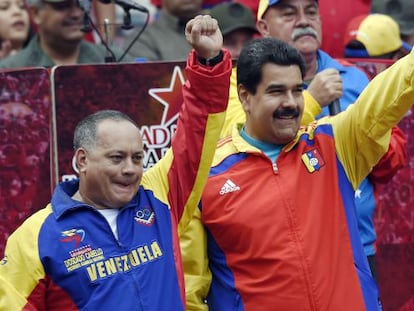 O presidente da Assembleia venezuelana, Diosdado Cabello, acompanha Nicolás Maduro em um comício.