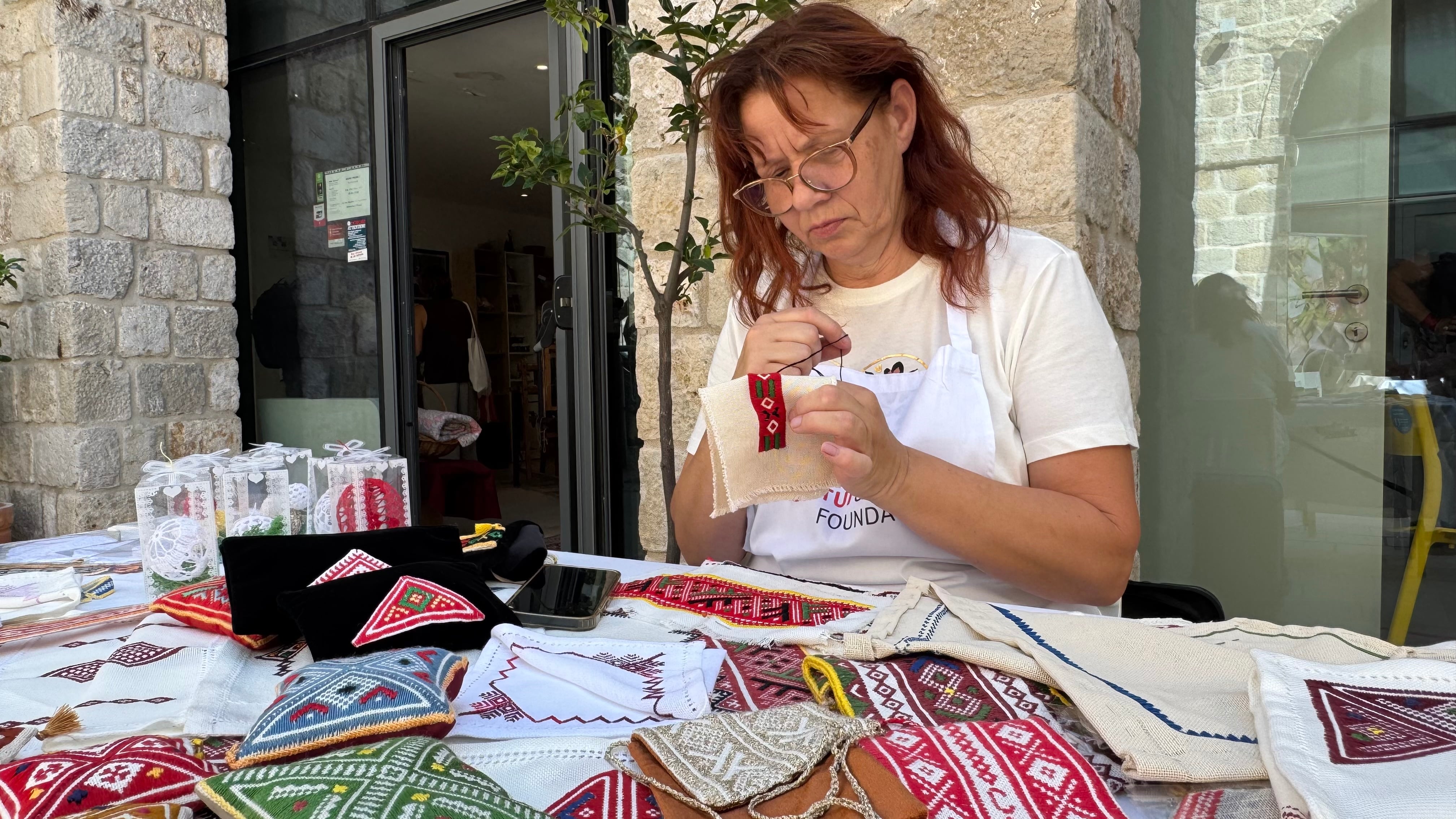 Jela Kusić, artesana especializada en bordados de Konavle, típicos del condado de Dubrovnik (Croacia).