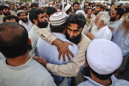 Islamistas paquistaníes participan en un funeral por Bin Laden, ayer en Karachi.