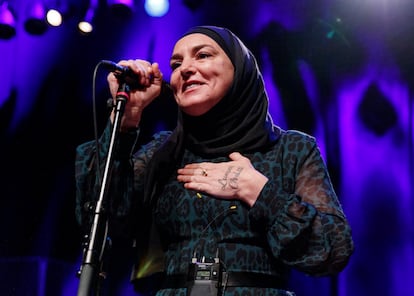 Sinéad O'Connor actúa en el escenario del Teatro Vogue, en Vancouver (Canadá), en febrero de 2020.