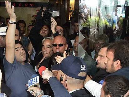 El argentino saluda a la entrda de su hotel en Napoles.