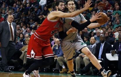 Mirotic intenta arrebatarle el balón a Olynyk.