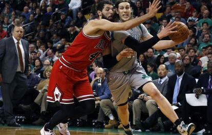 Mirotic intenta arrebatarle el bal&oacute;n a Olynyk.