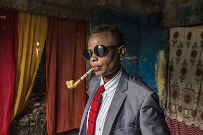 "Como dijo una vez Papa Wemba (cantante e ícono de la moda congoleño que popularizó la <em>sape</em>), los blancos inventaron la ropa, pero nosotros (los africanos) hacemos de ella un arte". Clementine Biniakoulou, ama de casa de 52 años y <em>sapeuse</em> desde hace 36, en Brazzaville en 2017. Viste traje de Next London, camisa de Oly Gam, corbata de Chaps, pipa del Congo, calcetines de Pierre Cardin y zapatos de Florscheim.</p> <p>El libro <em>Sapeurs: Damas y caballeros de Congo</em> se acaba de publicar y está disponible para reservar a través de la editorial Kehrer Verlag.</p>