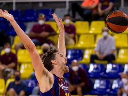 Pau Gasol, en una acción bajo la canasta en el partido entre el Barça y el Tenerife.