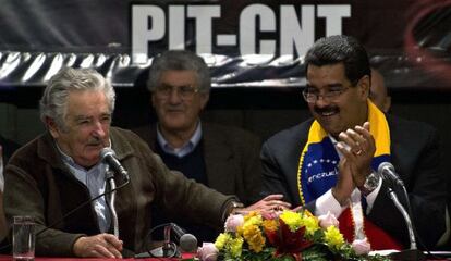 El presidente de Uruguay Jos&eacute; Mujica y Maduro, en Montevideo.