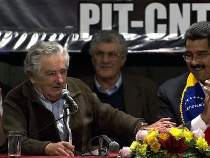 El presidente de Uruguay Jos&eacute; Mujica y Maduro, en Montevideo.