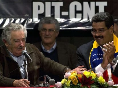 El presidente de Uruguay Jos&eacute; Mujica y Maduro, en Montevideo.