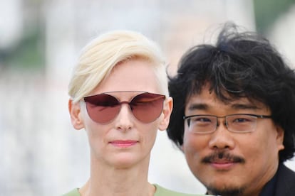 Tilda Swinton y Bong Joon-Ho, ante los fot&oacute;grafos esta ma&ntilde;ana en Cannes.