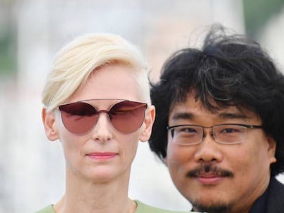 Tilda Swinton y Bong Joon-Ho, ante los fot&oacute;grafos esta ma&ntilde;ana en Cannes.