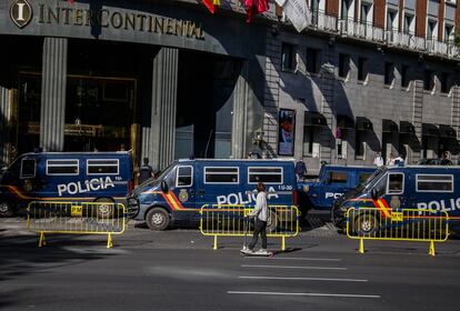 La entrada del Hotel Intercontinental, en el Paseo de la Castellana de Madrid, custodiada por vehículos policiales. Se calcula que más de 10.000 agentes formarán parte de este dispositivo, entre ellos 6.000 policías nacionales y 2.400 guardias civiles. 