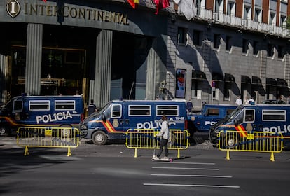 La entrada del Hotel Intercontinental, en el Paseo de la Castellana de Madrid, custodiada por vehículos policiales. Se calcula que más de 10.000 agentes formarán parte de este dispositivo, entre ellos 6.000 policías nacionales y 2.400 guardias civiles. 