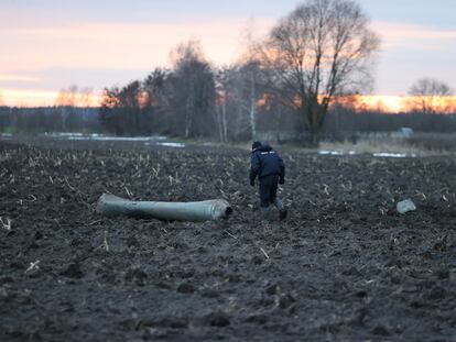 Un investigador junto a un fragmento del misil que alcanzó territorio bielorruso este jueves.