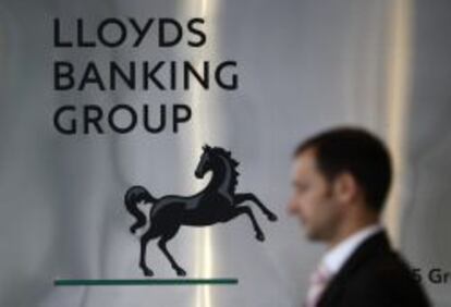 Un peat&oacute;n transita por la sede de LLoyds en Londres