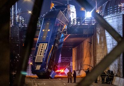 Un autobús queda colgado tras salirse de una carretera en el barrio del Bronx, en Nueva York (EE UU).