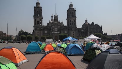 Miembros de la CNTE instalan un plantón en la plancha del Zócalo Capitalino en protesta por la falta de solución a sus demandas, el 15 de mayo.