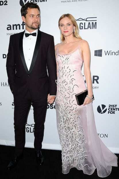 La actriz y modelo Diane Kruger, eliigó un vestido rosa empolvado de la colección primavera-verano 2016 de Carolina Herrera. Una vez más su pareja, Joshua Jackson, la acompañó al evento y posaron juntos en el photocall.