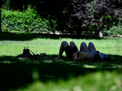 Dos personas descansan bajo una sombra en el Parque de El Retiro de Madrid, el pasado fin de semana.