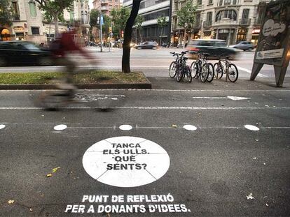 El Ayuntamiento ha realizado pintadas en la Diagonal para fomentar la participación de los ciudadanos en la reforma del paseo.