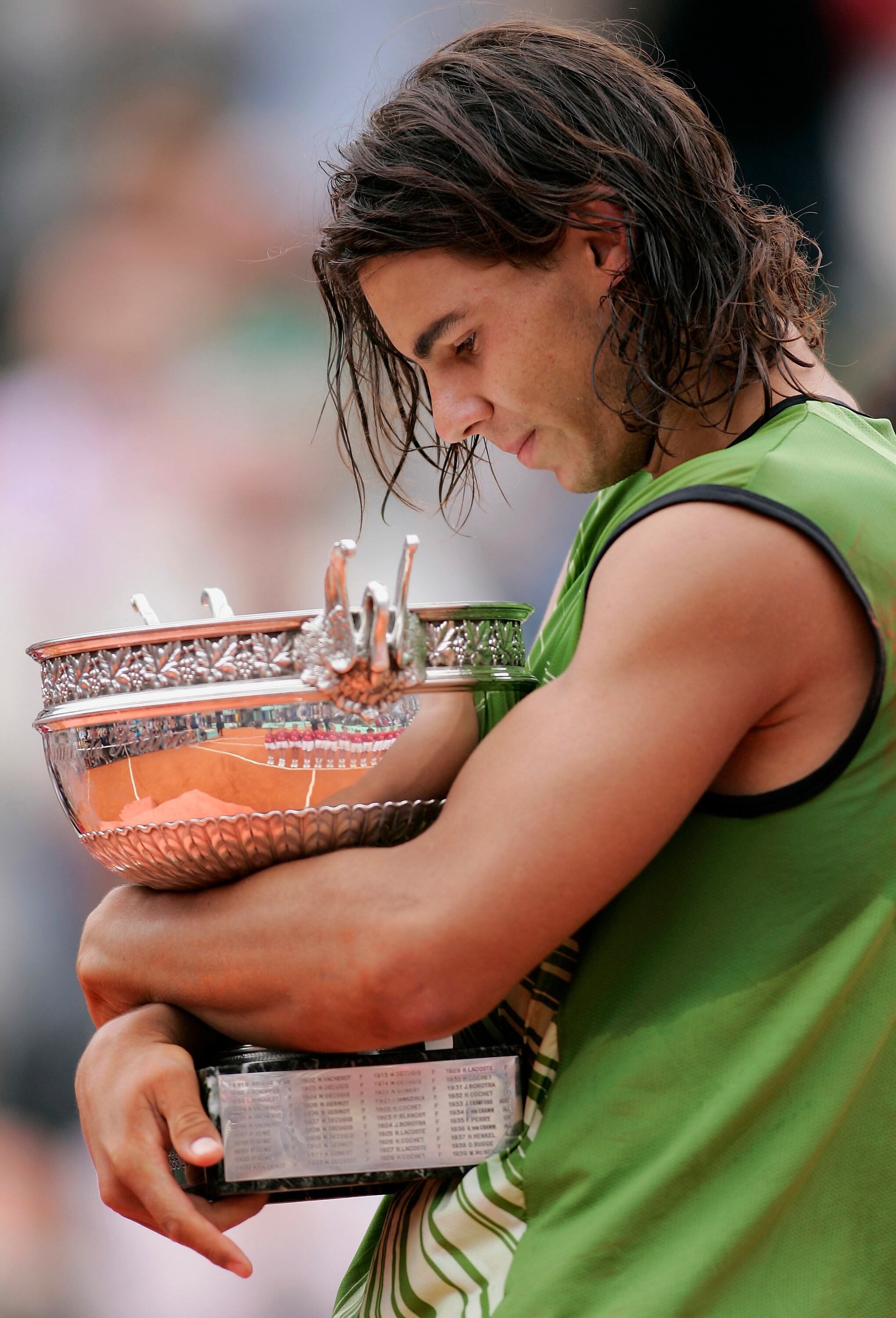 El tenista a los 19 años, con su primer trofeo de Roland Garros, en junio de 2005. 