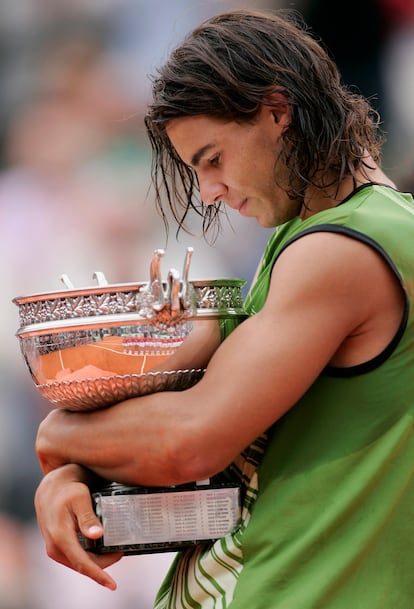 El tenista a los 19 años, con su primer trofeo de Roland Garros, en junio de 2005. 