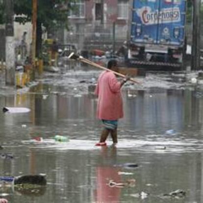 Una persona camina en medio de los destrozos por la inundación en Río de Janeiro, cuando al menos 40 personas murieron por el temporal de casi 17 horas que castigó al estado brasileño de Río de Janeiro