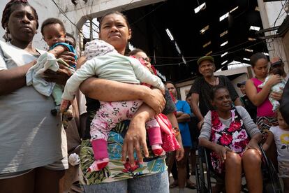 Según datos difundidos por la Campaña Nacional Desalojos Cero, en febrero de 2022 había más de 132.000 familias amenazadas de desalojo en Brasil. Esta cifra representa un aumento de más del 600% con respecto a marzo de 2020, cuando comenzó la pandemia. En la foto, un grupo de habitantes del local ocupado Morar Feliz (vivir feliz) durante una asamblea.