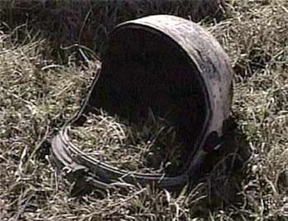 Casco de astronauta hallado en Nacogdoches (Tejas) y atribuido por la cadena de televisión ABC a la nave <b></b><i>Columbia.</i>