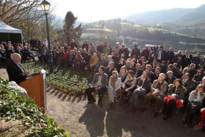 El actor francés Michel Piccoli se dirige a los asistentes al homenaje a Jorge Semprún, ayer en el cementerio de Biriatou (Francia).