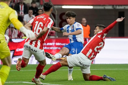 Nico Melamed dispara durante el partido entre el Sporting y el Espanyol, encuentro correspondiente al playoff de ascenso a primera división.