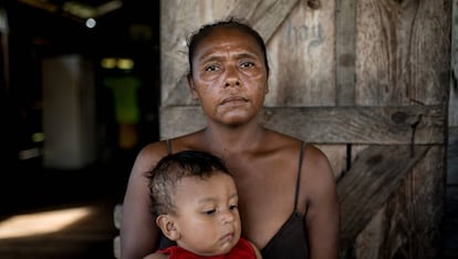 Dacy Blexly con su nieto en la aldea de Bilwas Karma, en Nicaragua.