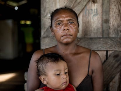 Dacy Blexly con su nieto en la aldea de Bilwas Karma, en Nicaragua.