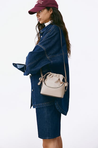 Lo más interesante de este bolso cubo de H&M es su combinación de texturas: la parte rígida de piel sintética crea la estructura perfecta para contener el saco de piel más flexible creando un contraste con el que conseguir un diseño súpercontemporáneo.