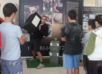 El monitor, Iñaki Mendizabal, instruye a los alumnos en el manejo de las piedras, en la Casa de Cultura de Igorre.