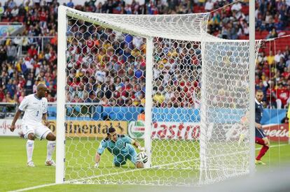 Valladares observa c&oacute;mo entra el segundo gol franc&eacute;s, tras tiro de Benzema.