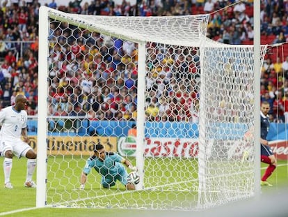 O goleiro hondurenho observa a bola no segundo gol francês.