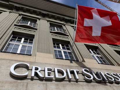 Una bandera suiza ondea en la sede de Credit Suisse en Berna, el pasado 15 de noviembre.
