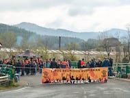 Piquetes de trabajadores de Tubos Reunidos en huelga ante la planta de Amurrio (Álava).